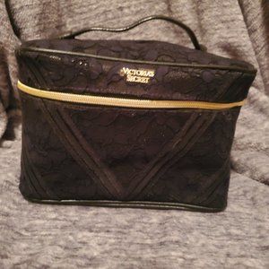 VS Floral Lace Runway Case